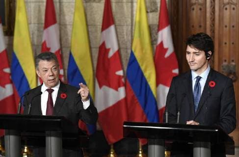 Canadian Prime Minister Justin Trudeau (R) and Colombian President Juan Manuel Santos deliver a press conference at the Chamber of Commons in Ottawa, Ontario, Canada, 30 October 2017. Colombian President Juan Manuel Santos travelled to Canada for an official visit during which he will seek further investment and cooperation for peace in the country. Santos seeks more investment and resources for the peace in Canada !ACHTUNG: NUR REDAKTIONELLE NUTZUNG!  Copyright: xJASTINxTANGx OTT014 20171031-636450080992689619