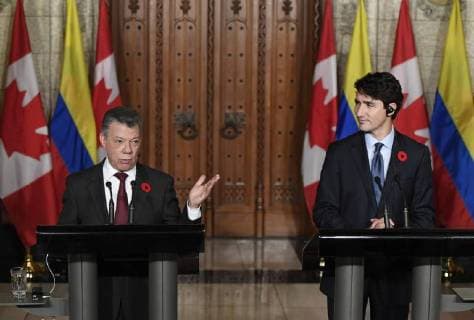 Canadian Prime Minister Justin Trudeau (R) and Colombian President Juan Manuel Santos deliver a press conference at the Chamber of Commons in Ottawa, Ontario, Canada, 30 October 2017. Colombian President Juan Manuel Santos travelled to Canada for an official visit during which he will seek further investment and cooperation for peace in the country. Santos seeks more investment and resources for the peace in Canada !ACHTUNG: NUR REDAKTIONELLE NUTZUNG!  Copyright: xJASTINxTANGx OTT015 20171031-636450081011564893