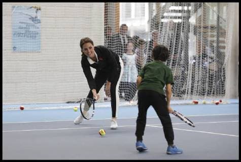 . 31 10 2017. London, United Kingdom. Duchess of Cambridge at Lawn Tennis Association. Britain s Catherine, Duchess of Cambridge, takes part in a Tennis for Kids session during a visit at the Lawn Tennis Association (LTA) at the National Tennis Centre in southwest London. Duchess of Cambridge visited the LTA, the national governing body of tennis, where she was briefed on the organisations latest activities and objectives, and had the opportunity to watch a number of tennis demonstrations at the National Tennis Centre s on-court facilities.  xi-Imagesx xPoolx IIM-16255-0002