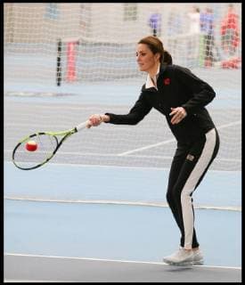 . 31 10 2017. London, United Kingdom. Duchess of Cambridge at Lawn Tennis Association. Britain s Catherine, Duchess of Cambridge, takes part in a Tennis for Kids session during a visit at the Lawn Tennis Association (LTA) at the National Tennis Centre in southwest London. Duchess of Cambridge visited the LTA, the national governing body of tennis, where she was briefed on the organisations latest activities and objectives, and had the opportunity to watch a number of tennis demonstrations at the National Tennis Centre s on-court facilities.  xi-Imagesx xPoolx IIM-16255-0009