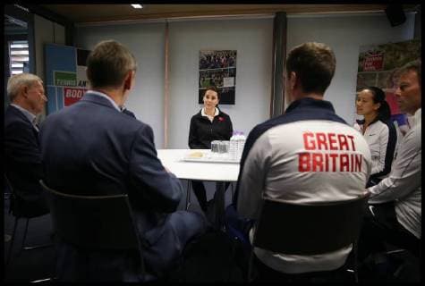 Bilder des Tages . 31 10 2017. London, United Kingdom. Duchess of Cambridge at Lawn Tennis Association. Britain s Catherine, Duchess of Cambridge (L), listens during a briefing from representatives of the LTA during a visit at the Lawn Tennis Association (LTA) at the National Tennis Centre in southwest London. Duchess of Cambridge visited the LTA, the national governing body of tennis, where she was briefed on the organisations latest activities and objectives, and had the opportunity to watch a number of tennis demonstrations at the National Tennis Centre s on-court facilities.  xi-Imagesx xPoolx IIM-16255-0016