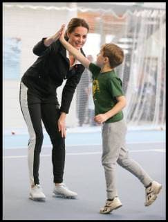 Themen der Woche Bilder des Tages . 31 10 2017. London, United Kingdom. Duchess of Cambridge at Lawn Tennis Association. Britain s Catherine, Duchess of Cambridge, takes part in a Tennis for Kids session during a visit at the Lawn Tennis Association (LTA) at the National Tennis Centre in southwest London. Duchess of Cambridge visited the LTA, the national governing body of tennis, where she was briefed on the organisations latest activities and objectives, and had the opportunity to watch a number of tennis demonstrations at the National Tennis Centre s on-court facilities.  xi-Imagesx xPoolx IIM-16255-0024