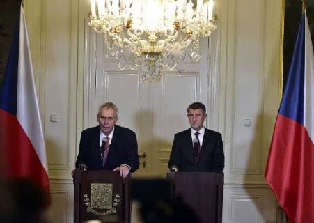 Bilder des Tages Czech President Milos Zeman (left) entrusted Andrej Babis (right), leader of the election-winning ANO, with the task to form a new government in Lany, Czech Republic, October 31, 2017, which is an informal step, not embedded in the constitution, but it is supposed to lead to Babis naming as prime minister. (CTKxPhoto RomanxVondrous) CTKPhotoP201710310739601  _VND9219