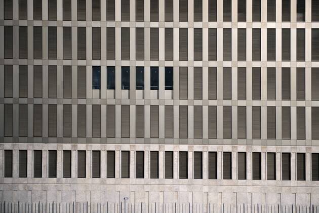 BND-Zentrale Berlin DEU, Deutschland, Germany, Berlin, 30.10.2017 Verschlossene Fenster am Neubau der Zentrale vom Bundesnachrichtendienst BND in Berlin. Das umzaeunte rund 260.000mÂ² grosse Gelaende mit dem Gebaeudeensemble befindet sich im Berliner Ortsteil Mitte an der Chausseestraße. Im Jahr 2014 haben die ersten Mitarbeiter ihre Bueros bezogen und 2016 soll der Umzug von den bisherigen Standorten mit dann 4000 Mitarbeitern abgeschlossen sein. Fuer die architektonische Umsetzung der einzelnen Teilprojekte sind die Architekturbüros Jan Kleihues + Kleihues (Hauptgebaeude), Henn Architekten (Nordbebauung) und Lehmann Architekten (Suedbebauung) zustaendig. New building of the headquater of the Bundesnachrichtendienst BND, the German Federal intelligence service agency, in Berlin, Germany. The BND got in focus after media reports claimed
