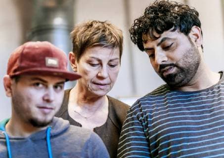 Die Berliner Arbeitssenatorin Elke Breitenbach beim Besuch der Uebungswerkstatt fuer Handwerksausbildung der Initiative Arrivo der Handwerkskammer Berlin Berlin, 30.10.2017. Berlin Deutschland *** the Berlin Labour Senator Elke Breitenbach the Visit the for the Initiative Arrivo the Handwerkskammer Berlin Berlin 30 10 2017 Berlin Germany Copyright: xMichaelxGottschalk photothek.netx