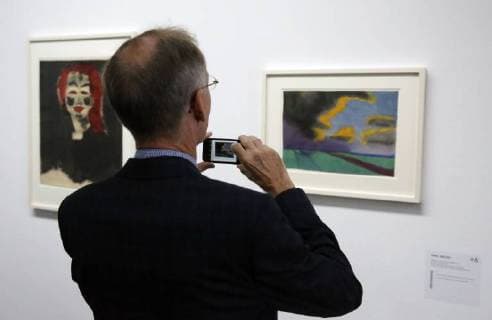 (171102) -- BERN, Nov. 2, 2017 -- A visitor takes pictures of artworks by German-Danish painter Emil Nolde during a media visit of the first exhibition of the Cornelius Gurlitt s collection at the Museum of Fine Arts in Bern, Switzerland, Nov. 1, 2017. ) (zjy) SWITZERLAND-BERN-GURLITT COLLECTION-EXHIBITION RubenxSprich 