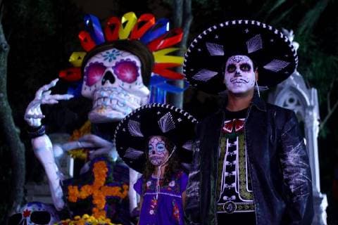(171102) -- MEXICO CITY, Nov. 2, 2017 -- People visit a cemetery during the Day of the Dead, in Mexico City, capital of Mexico, Nov. 1, 2017. Str) (zjy) MEXICO-MEXICO CITY-DAY OF THE DEAD e Str 