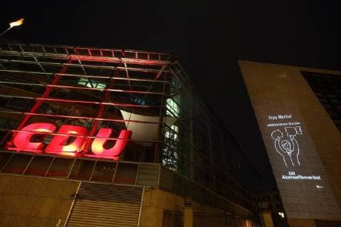 Die mit dem Friedensnobelpreis ausgezeichnete Internationale Kampagne zur Abschaffung von Atomwaffen (ICAN) hat erneut Deutschlands Beitritt zum UN-Atomwaffenverbot gefordert. Am Mittwochabend (01.11.2017) zeigte die Organisation neben der CDU-Parteizentrale in Berlin eine meterhohe Lichtinstallation mit dem Schriftzug: Frau Merkel, unterzeichnen Sie das UN-Atomwaffenverbot! (Foto). Ausserdem wurde die Bundeskanzlerin symbolisch mit einer durchgebrochenen Atombombe abgebildet. Anlass der Aktion waren die fuer Donnerstag angesetzten Sondierungsgespraeche zum Thema Aussenpolitik. (Siehe epd-Meldung vom 02.11.2017) Friedensnobelpreistraeger ICAN fordert Beitritt zu UN-Atomwaffenverbot *** the with the Nobel Peace Prize excellent International Campaign to Abolition from Nuclear weapons has again Germany Accession to UN called at Wednesday e Copyright: epd-bild JuergenxBlume EDITORIAL USE ONLY