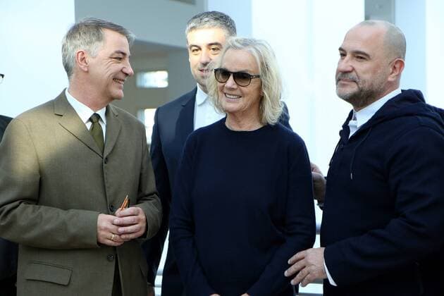 02.11.2017 Frankfurt am Main, Museum für Angewandte Kunst Präsens - Ausstellung über die Modedesignerin Jil Sander Bild zeigt: Museumsdirektor Matthias Wagner K mit Modedesignerin Jil Sander *** 02 11 2017 Frankfurt at Main Museum for Applied Art Exhibition above the Fashion designer Jil Sander Picture shows Museum Director Matthias Wagner K with Fashion designer Jil Sander