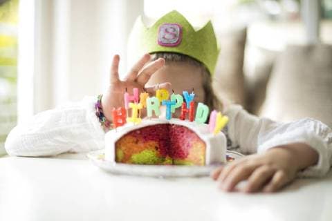 Geburtstag - Symbolbilder Girl hiding behind birthday cake model released Symbolfoto property released  MOEF00130