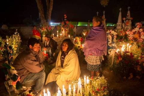 People commemorate departed relatives and loved ones during the Day of the Dead celebration in a cemetery in Xochitlan, Puebla state, Mexico, 02 November 2017. During the Day of the Dead graves are adorned with flowers, incense, dishes and drinks. Day of the Dead Celebration in Xochitlan !ACHTUNG: NUR REDAKTIONELLE NUTZUNG!  Copyright: xFranciscoxGuascox MEX05 20171102-636452410301117014
