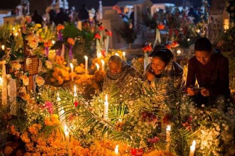 Bilder des Tages People commemorate departed relatives and loved ones during the Day of the Dead celebration in a cemetery in Xochitlan, Puebla state, Mexico, 02 November 2017. During the Day of the Dead graves are adorned with flowers, incense, dishes and drinks. Day of the Dead Celebration in Xochitlan !ACHTUNG: NUR REDAKTIONELLE NUTZUNG!  Copyright: xFranciscoxGuascox MEX05 20171102-636452411032725598