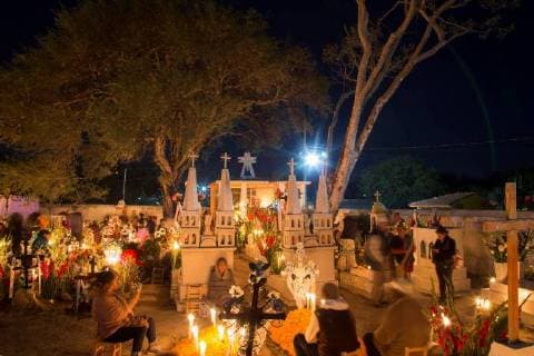 People commemorate departed relatives and loved ones during the Day of the Dead celebration in a cemetery in Xochitlan, Puebla state, Mexico, 02 November 2017. During the Day of the Dead graves are adorned with flowers, incense, dishes and drinks. Day of the Dead Celebration in Xochitlan !ACHTUNG: NUR REDAKTIONELLE NUTZUNG!  Copyright: xFranciscoxGuascox MEX02 20171102-636452411053784653