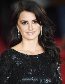 Spanish actress Penelope Cruz attends the world premiere of Murder On The Orient Express at Royal Albert Hall in London on November 2, 2017.  LON20171102107 RUNExHELLESTAD