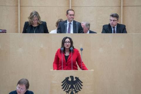 Politik Bundesrat Sitzung des Bundesrat am Donnerstag den 3. November 2017. Der Berliner Buergermeister Michael Mueller ist turnusgemaess fuer die Dauer von 12 Monaten ab diesem Tag der Bundesratspraesident und somit auch der erste Stellvertreter des Bundespraesidenten. Im Bild: Dilek Kolat (SPD), Berliner Gesundheitssenatorin spricht zum Thema Kommunales Vorkaufsrecht von Flaechen zur Bebauung mit sozialem Wohnraum. 3.11.2017, Berlin *** politics Bundesrat Meeting the Bundesrat at Thursday the 3 November 2017 the Berlin Mayor Michael Mueller is for the Duration from 12 Months from this Day the Bundesratspraesident and thus too the First Alternates the Federal President in Picture Dilek Kolat SPD Berlin Gesundheitssenatorin speaks to Theme Municipal from Flaechen to Buildings with social Housing 3 11 2017 Berlin