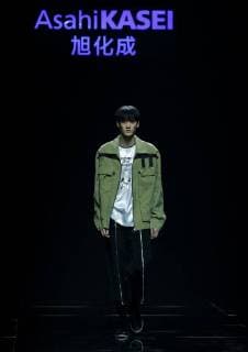 (171103) -- BEIJING, Nov. 3, 2017 -- A model presents a fashion creation during Asahi Kasei Future Star Innovation Award - Ji Feiyue Liu Feng Wan Ning Joint Collection at China Fashion Week S S 2018 in Beijing, capital of China, Nov. 3, 2017. )(zkr) CHINA-BEIJING-FASHION WEEK-XU HUACHENG (CN) ChenxJianli 