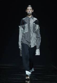 (171103) -- BEIJING, Nov. 3, 2017 -- A model presents a fashion creation during Asahi Kasei Future Star Innovation Award - Ji Feiyue Liu Feng Wan Ning Joint Collection at China Fashion Week S S 2018 in Beijing, capital of China, Nov. 3, 2017. )(zkr) CHINA-BEIJING-FASHION WEEK-XU HUACHENG (CN) ChenxJianli 