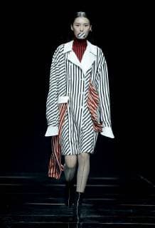 (171103) -- BEIJING, Nov. 3, 2017 -- A model presents a fashion creation during Asahi Kasei Future Star Innovation Award - Ji Feiyue Liu Feng Wan Ning Joint Collection at China Fashion Week S S 2018 in Beijing, capital of China, Nov. 3, 2017. )(zkr) CHINA-BEIJING-FASHION WEEK-XU HUACHENG (CN) ChenxJianli 