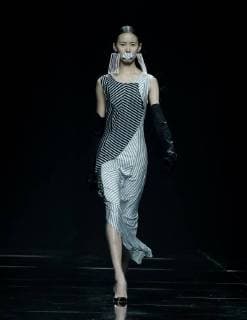 (171103) -- BEIJING, Nov. 3, 2017 -- A model presents a fashion creation during Asahi Kasei Future Star Innovation Award - Ji Feiyue Liu Feng Wan Ning Joint Collection at China Fashion Week S S 2018 in Beijing, capital of China, Nov. 3, 2017. )(zkr) CHINA-BEIJING-FASHION WEEK-XU HUACHENG (CN) ChenxJianli 
