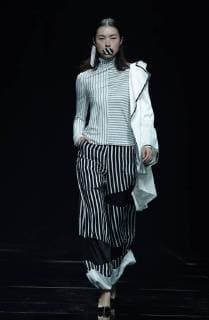 (171103) -- BEIJING, Nov. 3, 2017 -- A model presents a fashion creation during Asahi Kasei Future Star Innovation Award - Ji Feiyue Liu Feng Wan Ning Joint Collection at China Fashion Week S S 2018 in Beijing, capital of China, Nov. 3, 2017. )(zkr) CHINA-BEIJING-FASHION WEEK-XU HUACHENG (CN) ChenxJianli 