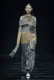(171103) -- BEIJING, Nov. 3, 2017 -- A model presents a fashion creation during Asahi Kasei Future Star Innovation Award - Ji Feiyue Liu Feng Wan Ning Joint Collection at China Fashion Week S S 2018 in Beijing, capital of China, Nov. 3, 2017. )(zkr) CHINA-BEIJING-FASHION WEEK-XU HUACHENG (CN) ChenxJianli 