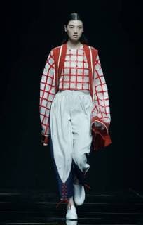 (171103) -- BEIJING, Nov. 3, 2017 -- A model presents a fashion creation during Asahi Kasei Future Star Innovation Award - Ji Feiyue Liu Feng Wan Ning Joint Collection at China Fashion Week S S 2018 in Beijing, capital of China, Nov. 3, 2017. )(zkr) CHINA-BEIJING-FASHION WEEK-XU HUACHENG (CN) ChenxJianli 