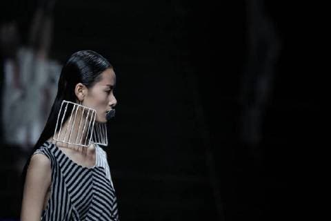 A model displays a new creation at the fashion show of Asahi Kasei Future Star Innovation Award¡ªJi Feiyue Liu Feng Wanning Joint Collection during the China Fashion Week Spring Summer 2018 in Beijing, China, 3 November 2017. Asahi Kasei Future Star Innovation Award¡ªJi Feiyue Liu Feng Wanning Joint Collection show at China Fashion Week Spring Summer 2018  20171103_10699