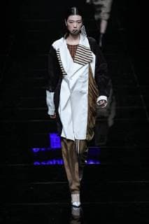 A model displays a new creation at the fashion show of Asahi Kasei Future Star Innovation Award¡ªJi Feiyue Liu Feng Wanning Joint Collection during the China Fashion Week Spring Summer 2018 in Beijing, China, 3 November 2017. Asahi Kasei Future Star Innovation Award¡ªJi Feiyue Liu Feng Wanning Joint Collection show at China Fashion Week Spring Summer 2018  20171103_33554
