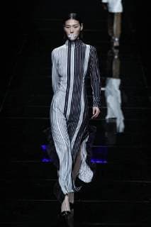 Bilder des Tages A model displays a new creation at the fashion show of Asahi Kasei Future Star Innovation Award¡ªJi Feiyue Liu Feng Wanning Joint Collection during the China Fashion Week Spring Summer 2018 in Beijing, China, 3 November 2017. Asahi Kasei Future Star Innovation Award¡ªJi Feiyue Liu Feng Wanning Joint Collection show at China Fashion Week Spring Summer 2018  20171103_33555