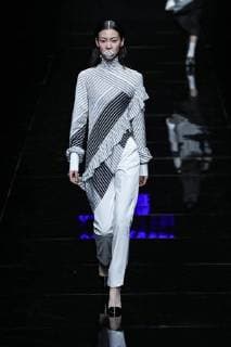A model displays a new creation at the fashion show of Asahi Kasei Future Star Innovation Award¡ªJi Feiyue Liu Feng Wanning Joint Collection during the China Fashion Week Spring Summer 2018 in Beijing, China, 3 November 2017. Asahi Kasei Future Star Innovation Award¡ªJi Feiyue Liu Feng Wanning Joint Collection show at China Fashion Week Spring Summer 2018  20171103_63627