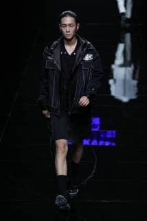 A model displays a new creation at the fashion show of Asahi Kasei Future Star Innovation Award¡ªJi Feiyue Liu Feng Wanning Joint Collection during the China Fashion Week Spring Summer 2018 in Beijing, China, 3 November 2017. Asahi Kasei Future Star Innovation Award¡ªJi Feiyue Liu Feng Wanning Joint Collection show at China Fashion Week Spring Summer 2018  20171103_84428