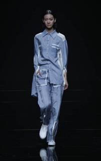 A model displays a new creation at the fashion show of Asahi Kasei Future Star Innovation Award¡ªJi Feiyue Liu Feng Wanning Joint Collection during the China Fashion Week Spring Summer 2018 in Beijing, China, 3 November 2017. Asahi Kasei Future Star Innovation Award¡ªJi Feiyue Liu Feng Wanning Joint Collection show at China Fashion Week Spring Summer 2018  20171103_84437