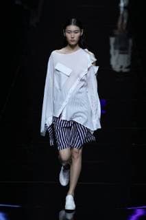 A model displays a new creation at the fashion show of Asahi Kasei Future Star Innovation Award¡ªJi Feiyue Liu Feng Wanning Joint Collection during the China Fashion Week Spring Summer 2018 in Beijing, China, 3 November 2017. Asahi Kasei Future Star Innovation Award¡ªJi Feiyue Liu Feng Wanning Joint Collection show at China Fashion Week Spring Summer 2018  20171103_84451