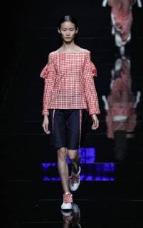 A model displays a new creation at the fashion show of Asahi Kasei Future Star Innovation Award¡ªJi Feiyue Liu Feng Wanning Joint Collection during the China Fashion Week Spring Summer 2018 in Beijing, China, 3 November 2017. Asahi Kasei Future Star Innovation Award¡ªJi Feiyue Liu Feng Wanning Joint Collection show at China Fashion Week Spring Summer 2018  20171103_10708