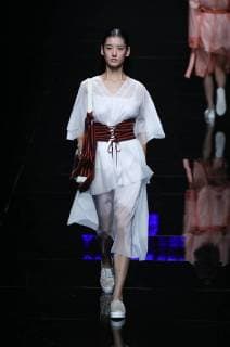 A model displays a new creation at the fashion show of Asahi Kasei Future Star Innovation Award¡ªJi Feiyue Liu Feng Wanning Joint Collection during the China Fashion Week Spring Summer 2018 in Beijing, China, 3 November 2017. Asahi Kasei Future Star Innovation Award¡ªJi Feiyue Liu Feng Wanning Joint Collection show at China Fashion Week Spring Summer 2018  20171103_10717