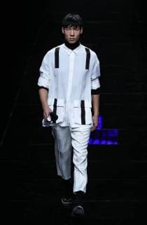 A model displays a new creation at the fashion show of Asahi Kasei Future Star Innovation Award¡ªJi Feiyue Liu Feng Wanning Joint Collection during the China Fashion Week Spring Summer 2018 in Beijing, China, 3 November 2017. Asahi Kasei Future Star Innovation Award¡ªJi Feiyue Liu Feng Wanning Joint Collection show at China Fashion Week Spring Summer 2018  20171103_10718