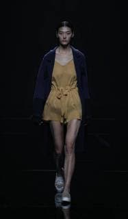 A model displays a new creation at the fashion show of Asahi Kasei Future Star Innovation Award¡ªJi Feiyue Liu Feng Wanning Joint Collection during the China Fashion Week Spring Summer 2018 in Beijing, China, 3 November 2017. Asahi Kasei Future Star Innovation Award¡ªJi Feiyue Liu Feng Wanning Joint Collection show at China Fashion Week Spring Summer 2018  20171103_10729