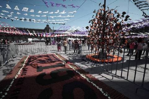 November 3 2017 EUM20171103NAC18 JPG CIUDAD DE MEXICO TraditionsTradiciones CDMX Aspectos de la ofrenda en el Zocalo de esta capital 3 de noviembre de 2017 con motivo del Dia de Muertos Foto Agencia EL UNIVERSALAlejandra LeyvaJMA  - ZUMAu78_ 20171103_zaf_u78_060 Copyright: xElxUniversalx