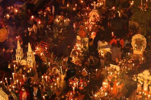 November 3 2017 EUM20171103NAC24 JPG CIUDAD DE MEXICO TraditionsTradiciones CDMX Miles de personas circularon por los estrechos caminos del panteon de en San Andres Mixquic Tlahuac al sur oriente de esta capital donde el acceso era lento debido al gran numero de visitantes durante el Alumbrada o Noche de las Veladoras celebrada este 2 de noviembre en el marco del Dia de Muertos Foto Agencia EL UNIVERSALAldo NicolaiJMA  - ZUMAu78_ 20171103_zaf_u78_073 Copyright: xElxUniversalx