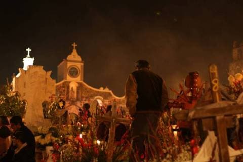 November 3 2017 EUM20171103NAC25 JPG CIUDAD DE MEXICO TraditionsTradiciones CDMX Miles de personas circularon por los estrechos caminos del panteon de en San Andres Mixquic Tlahuac al sur oriente de esta capital donde el acceso era lento debido al gran numero de visitantes durante el Alumbrada o Noche de las Veladoras celebrada este 2 de noviembre en el marco del Dia de Muertos Foto Agencia EL UNIVERSALAldo NicolaiJMA  - ZUMAu78_ 20171103_zaf_u78_075 Copyright: xElxUniversalx