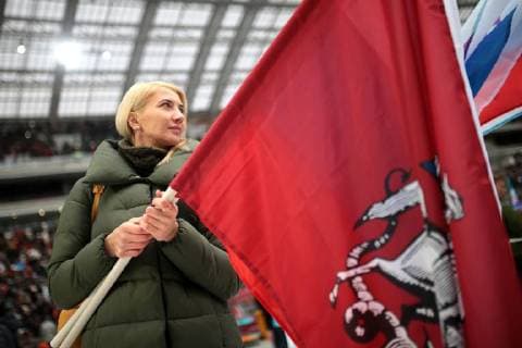 MOSCOW, RUSSIA - NOVEMBER 4, 2017: A woman holds the flag of Moscow ahead of a concert titled Russia Unites! marking Russia s National Unity Day at Moscow s Luzhniki Stadium. Sergei Bobylev TASS  TS067CA5