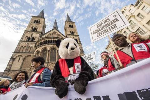 Bilder des Tages Großdemonstration Klima schützen Kohle stoppen! mit 25000 Teilnehmern. Trägerkreis aus Nichtregierungsorganisationen und Umweltorganisationen darunter u.a der WWF, Greenpeace, Brot für die Welt. Bonn, 04.11.2017 *** Large demonstration Climate protect Coal stop with 25000 Participants out Non-governmental organizations and Environmental organizations below U a the WWF Greenpeace Bread for the World Bonn 04 11 2017 Foto:xJ.xZumbuschx xFuturexImage