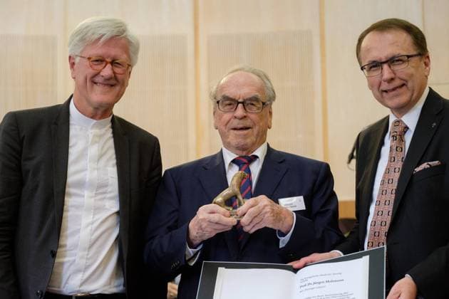 Themen der Woche Laudator Heinrich BEDFORD-STROHM, Landesbischof der Evang.-Luth.Kirche in Bayern, Preistraeger Juergen (Jürgen) MOLTMANN, Theologe und Udo HAHN, Akademiedirektor (von links). Verleihung des Tutzinger Loewen der Evangelischen Akademie Tutzing. Festakt am 05.11.2017 in Tutzing E V A N G E L I S C H E A K A D E M I E T U T Z I N G Deutschland. *** Laudator Heinrich Bedford Strohm Bishop the Evang Luth Church in Bavaria Preistraeger Juergen Jürgen Moltmann Theologian and Udo Cock Academy Director from left award Ceremony the Tutzinger Loewen the Protestant Academy Tutzing Ceremony at 05 11 2017 in Tutzing e V a n G e l I S C H e a K a D e M I e T U T Z I n G Germany x20171105_104x