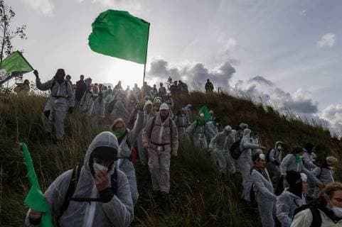 Deutschland, Elsdorf - 05.11.2017 Die Aktivisten betreten die Abbaugrube. Circa 2500 Aktivisten drangen in die Grube des Braunkohle Tagebau Hambach ein um mit der Aktion für einen sofortigen Kohleausstieg zu protestieren. Die Aktion fand im Rahmen von Protesten im Vorfeld der UN-Klimakonferenz in Bonn statt. Germany, Elsdorf - 05.11.2017 The Activists enter the coal pit. Approximately 2500 activists invaded the pit of the lignite opencast mine Hambach to protest for an immediate coal exit. The action took place during protests prior to to the UN Climate Change Conference in Bonn. *** Germany Elsdorf 05 11 2017 the Activists enter the Circa 2500 Activists penetrated in the Pit the Lignite Mining Hambach a to with the Action shot for a immediate Coal exit to Protest the Action shot took place in Frame from Protests in Apron the UN Cl