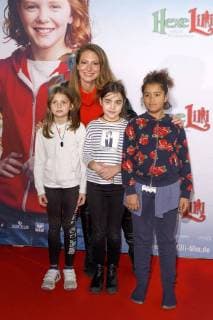 Mara Bergmann with Children out their Neighbourhood at the Premiere the Cinema Witch Lila saves Christmas in Cinedom Cologne 05 11 2017 Foto:xC.xHardtx xFuturexImage