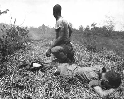 IMAGO History, Vietnamkrieg: 1955-1975 A young American lieutenant, his leg burned by an exploding Viet Cong white phosphorus booby trap, is treated by a medic, 1966.  Copyright: StocktrekxImages STK500301A