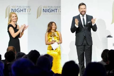 Astrid Frohloff Ensaf Haider Preistraegerin Ingo Nommsen VDZ Publishers Night 2017 Award ceremony the Golden Victoria in the the German in Berlin at 06 11 2017