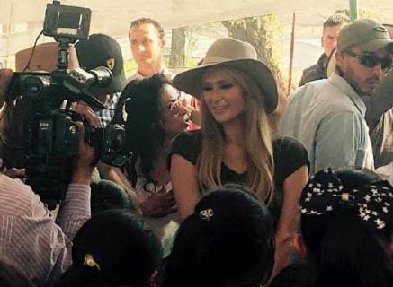 Paris Hilton trifft Erdbebenopfer in Mexiko November 6, 2017 - EUM20171106ESP14.JPG.CIUDAD DE MEXICO.- Earthquake Sismo-Paris Hilton.- Este lunes 6 de noviembre 2017, Paris Hilton visita el pueblo de San Gregorio, en Xochimilco en donde reparte cobijas y ropa a los damnificados del sismo del 19 de septiembre pasado. La empresaria se encuentra en la capital para presentar una nueva temporada de su linea de zapatos. Foto: Agencia EL UNIVERSAL RCC.  - ZUMAu78_ 20171106_zaf_u78_044 Copyright: xDanielaxAlejandraxPenAxReyesx