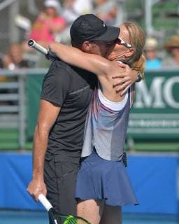 DELRAY BEACH FL NOVEMBER 05 Scott Foley and Renee Stubbs participates in the 28th Annual Chris Evert Raymond James Pro Celebrity Tennis Classic at Delray Beach Tennis Center on November 5 2017 in Delray Beach Florida People Scott Foley and Renee Stubbs Transmission Ref MNC20 Copyright: xHoo-Me.comx xMediaPunchx