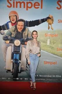 Emilia Schuele Arrival the Cast to Premiere from simple in Movie theater at in Berlin at 06 11 2017